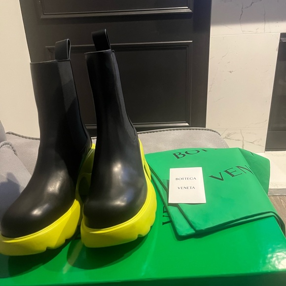 New Authentic Bottege Venetia Flash Boots in color Kiwi (looks like green). - Picture 9 of 9